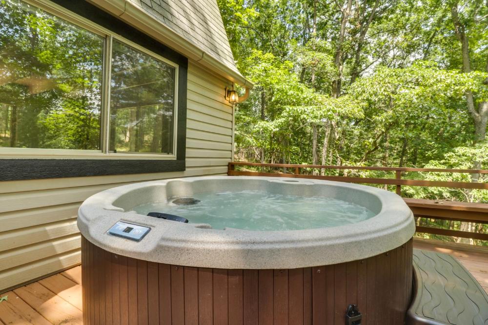 Private Hot Tub and Fire Pit Family Broadway Cabin